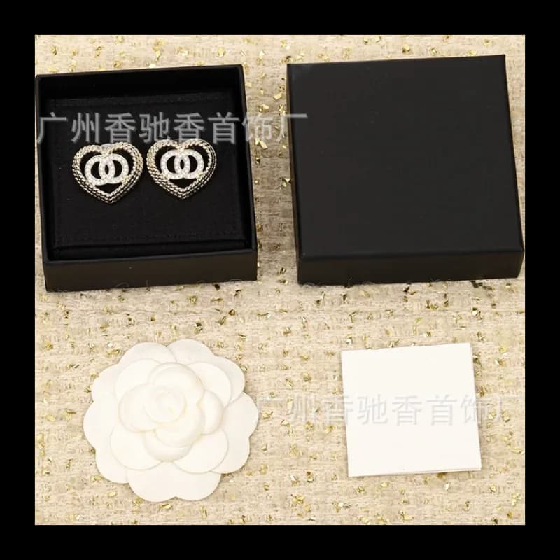 New earrings in the shape of fishing heart with love from the design cable. Versatile torsion model with double diamond