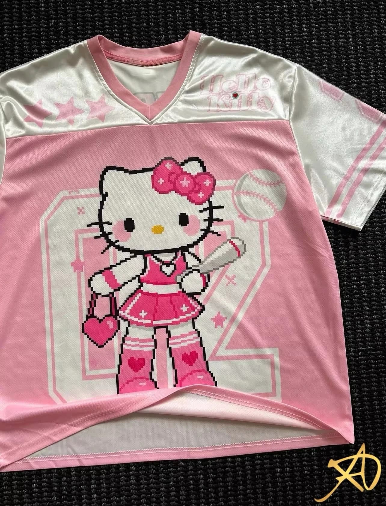 T-shirt da Calcio Sanrio Hello Kitty con Scollo a V Estiva 2026, Abbigliamento Sportivo Cartoon Uomo Donna Bambino Y2K, Top Casual Leggero e Ampio