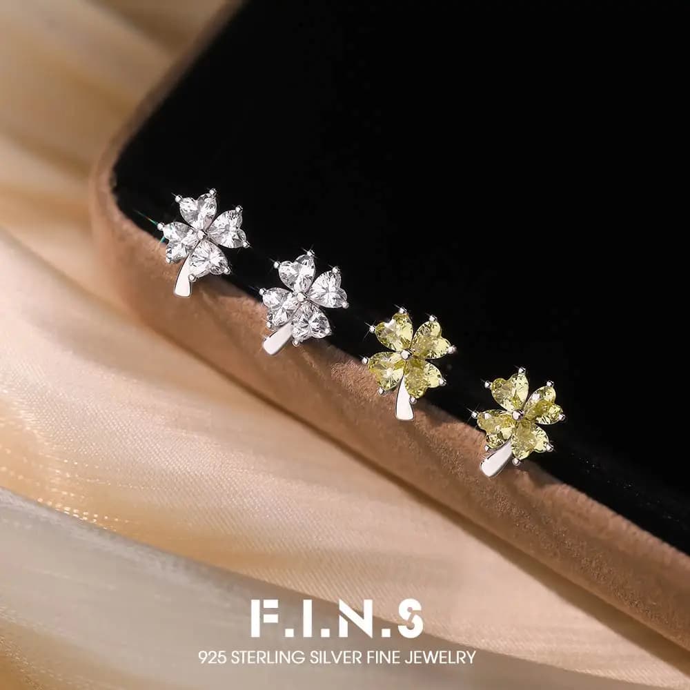 Orecchini a lobo F.I.N.S in argento sterling S925 con zirconi gialli trasparenti a forma di quadrifoglio per donna, piercing alla moda, piccoli orecchini a lobo portafortuna a quattro foglie