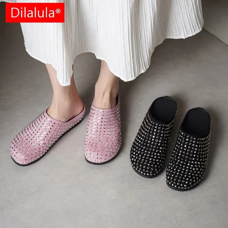 Dilalula 2025 Ciabatte in vera pelle di cristallo Giovani signore Punta coperta Comfort Strass Pantofole per il tempo libero Sandali da passeggio quotidiano da donna
