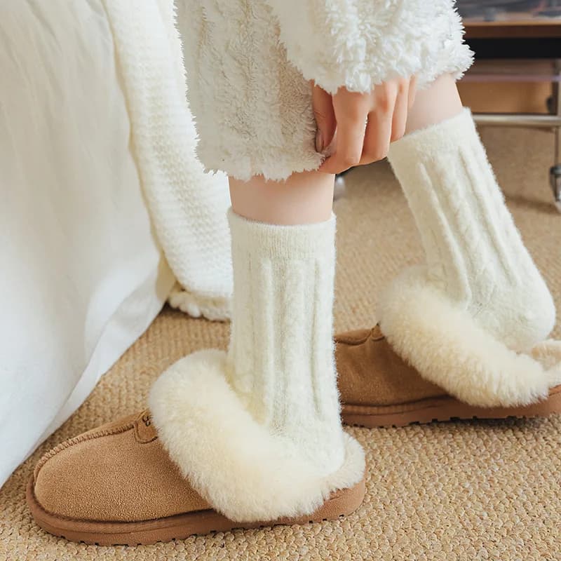 Nuovi calzini di media lunghezza autunno-inverno da donna con isolamento e spessore aggiunti per il calore. Calzini da notte anti-freddo.