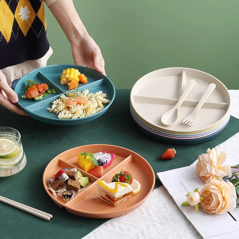 Breakfast dish divided into 3 compartments, individual round plastic dish, reusable dish for healthy diet and weight loss, picnic dish