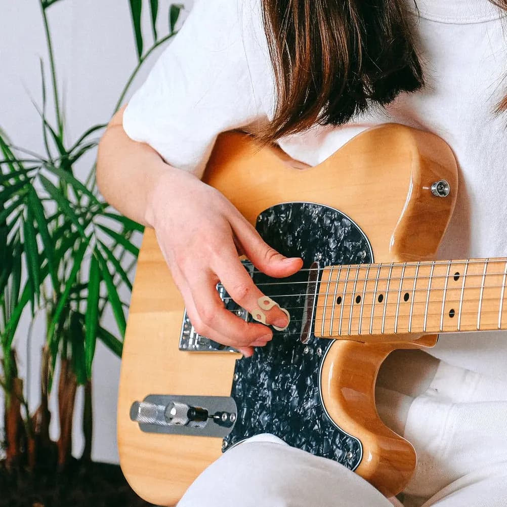 Set di 4 plettri in metallo cavo per pollice, in acciaio inossidabile, regolabili e confortevoli, per chitarra, banjo, ukulele, basso e strumenti a corda