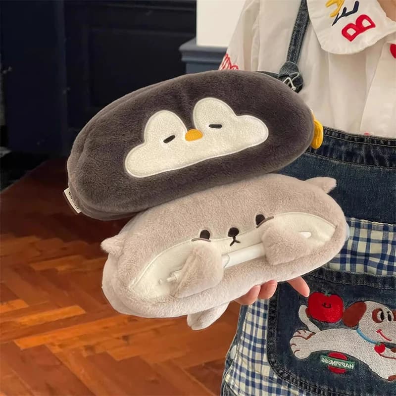 Simpatico cartone animato Little Otter Pinguino Borsa per penne in peluche Astuccio per matite Kawaii di grande capacità Borsa per cancelleria per materiale scolastico di cancelleria