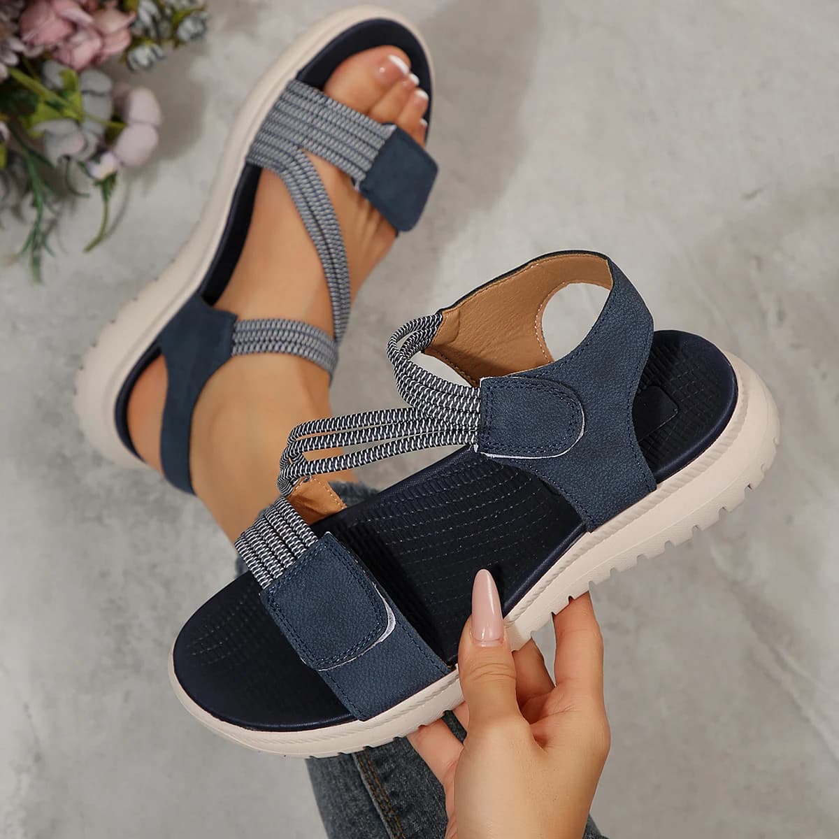 Sandali eleganti da donna di nuova moda 2025 Estate Nuovi sport all'aria aperta Spiaggia con zeppa Aumento di altezza Scarpe comode da donna con punta aperta