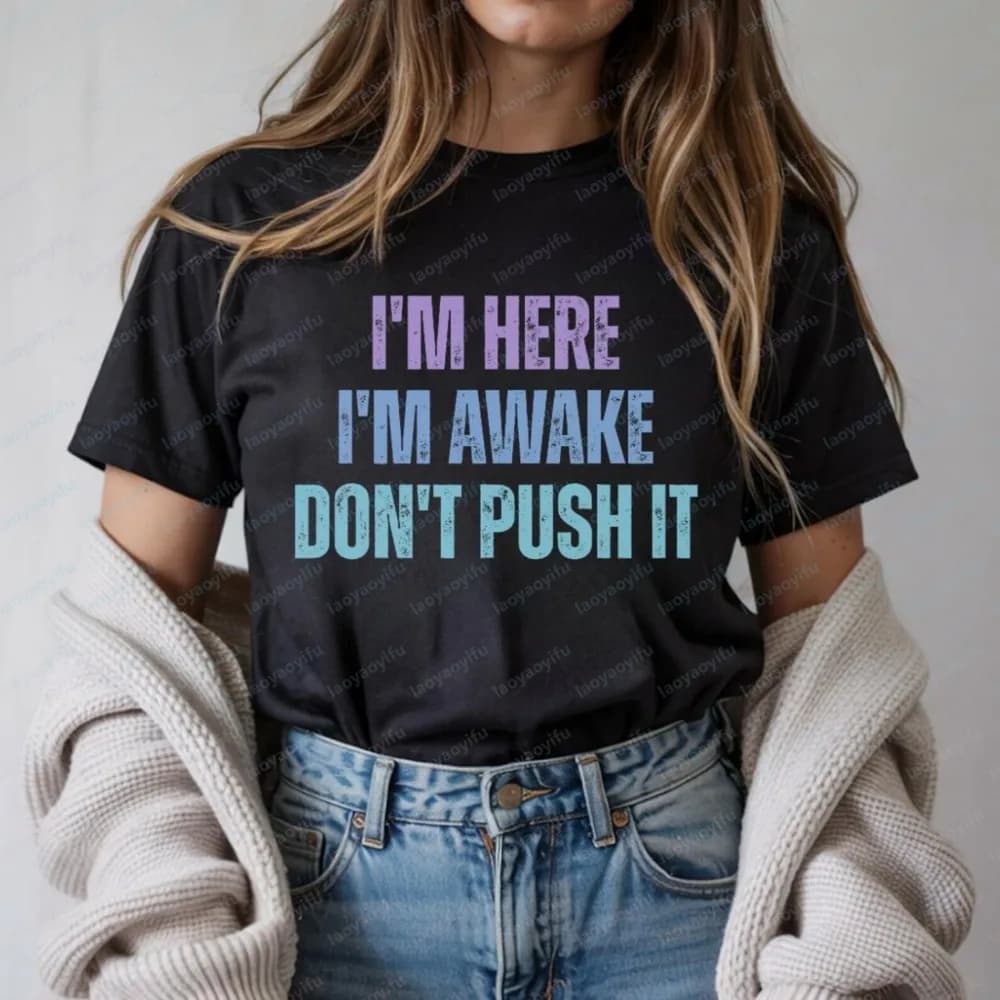 T-shirt 'I'm Here I'm Awake Don't Push It' con umorismo introvertito e sarcastico, regalo per donne, maglietta a maniche corte estiva, abbigliamento uomo