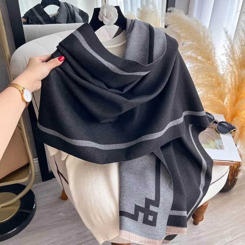 Scarf in fake cashmere thickened, plain color, simple and elegant, for woman, versatile and double-sided with color contrast.