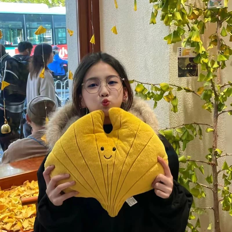 Creative Simulation 15cm Leaves Mini Pendant Cartoon Maple Leaf Doll Soft Stuffed Sofa Cushion Baby Accompany Pillow Home Decor