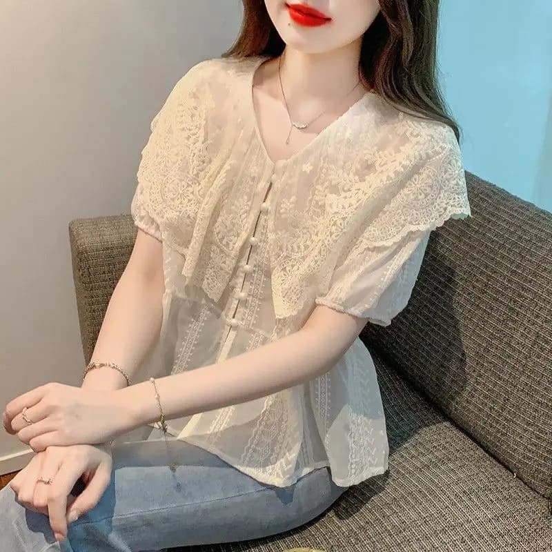 Camicia in Chiffon con Colletto a Bambola e Ricamo in Pizzo di Puro Cotone, Manica Corta, Top alla Moda da Donna Stile Francese Primavera 2026