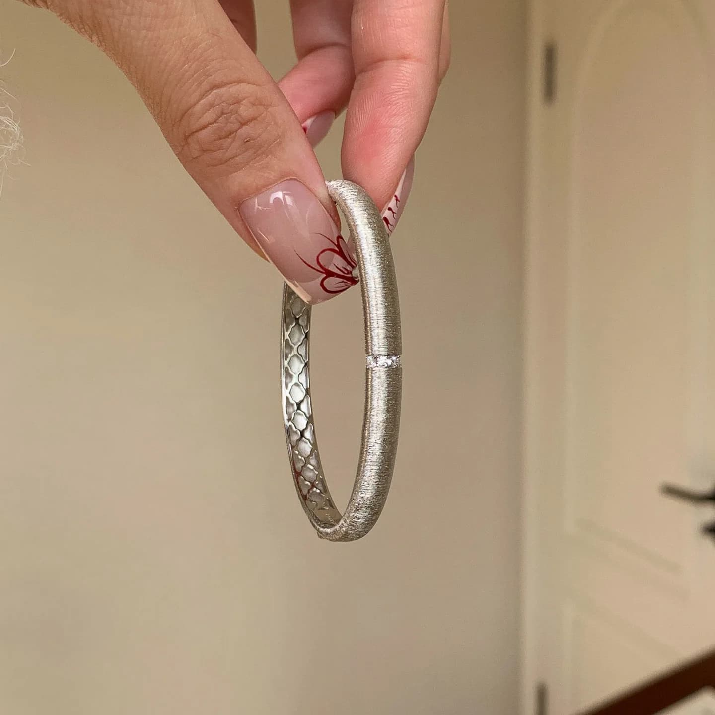 Bracciale ad Anello Liscio Silk Moonlight, Nuovo Design di Nicchia di Alta Gamma per Donne, Gioiello Versatile di Lusso Leggero da Indossare in Strati