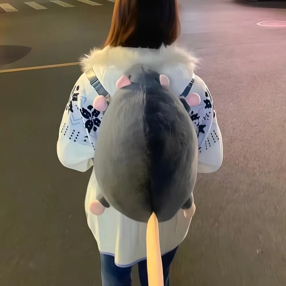 Regali: Zaino con peluche a forma di topo con ramo floreale, Bambola morbida e realistica a forma di topo, Zaino a forma di topo carino