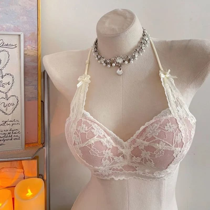Lingerie che esponga il collo e le spalle con un top in pizzo sexy e arricciato che sostiene il reggiseno.