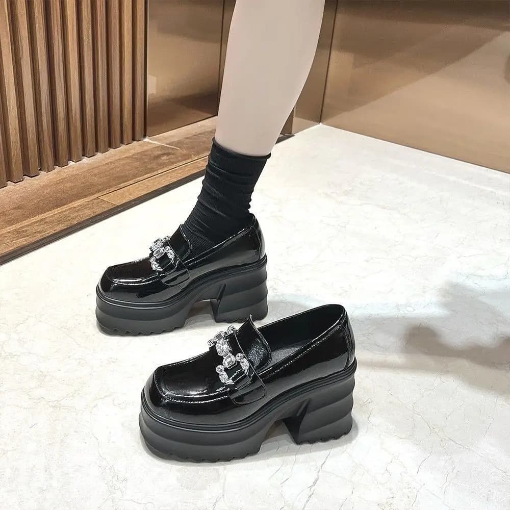 Mocassini da donna alla moda 2025 Primavera Autunno Piattaforma di design britannico Tacco grosso Scarpe versatili con tacco alto
