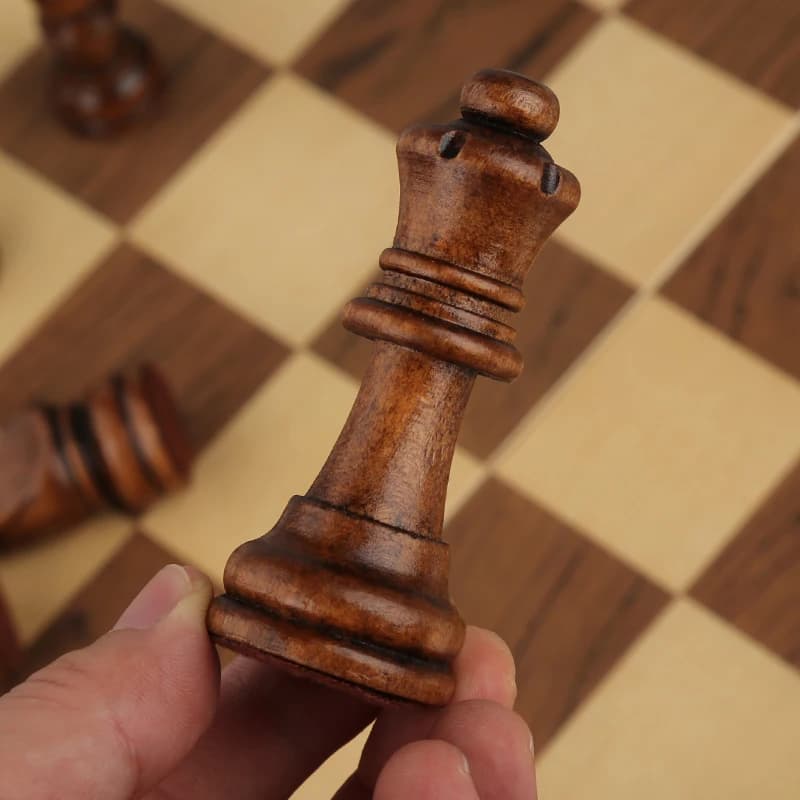 2021 4 Queens Gioco di scacchi internazionale Set di scacchi in legno Pezzi degli scacchi in legno Pieghevole Scacchiera in legno Giocattolo regalo I157
