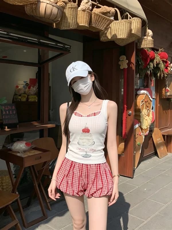 Completo Set Tre Pezzi Estivo da Donna con Stampa Torta Sweet Girl Pure Desire, Top con Spalline Slim Fit, Pantaloncini a Rete Rossa con Fiori e Dettagli in Pizzo