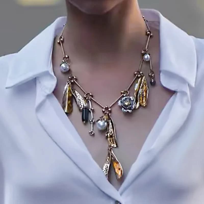 1pc Vintage Leaf & Flower Multi-Pendant Necklace – Bold Pearl Accents for an Artistic, Trendy Statement.