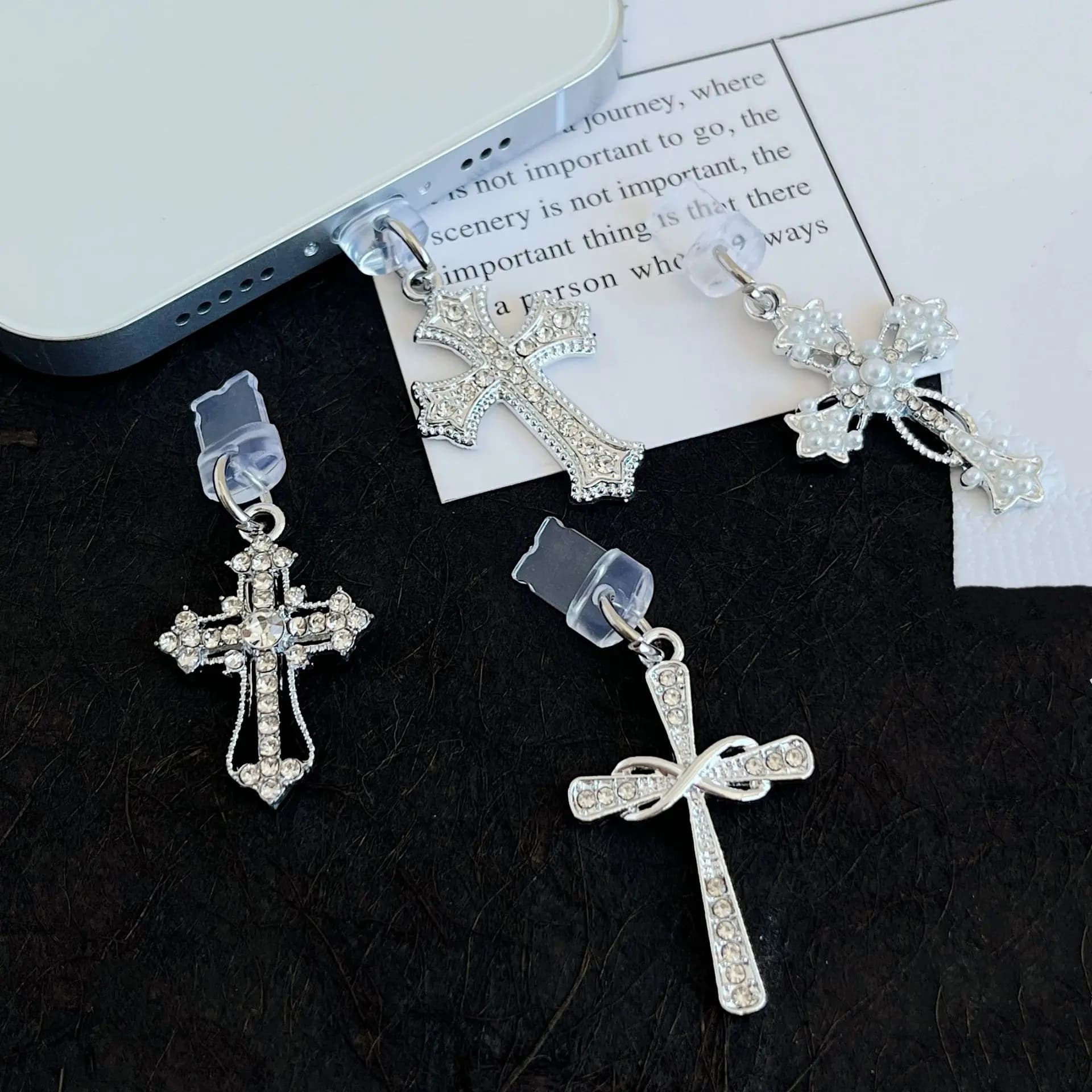 Spina antipolvere Fascino Spina porta di ricarica da donna alla moda per iPhone Tipo C Tappo di protezione antipolvere Ciondolo per telefono per regalo AirPods