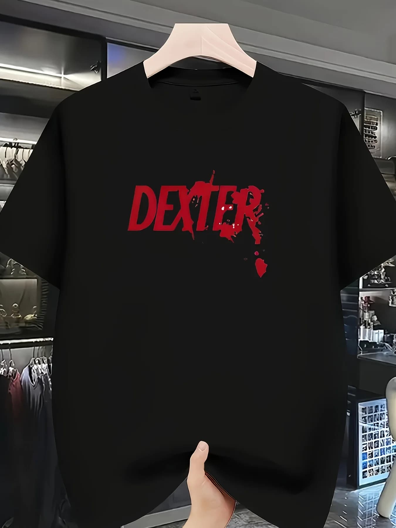 T-shirt con stampa digitale del logo con lettere rosse, affascinante t-shirt da uomo a girocollo a maniche corte, tessuto elastico confortevole