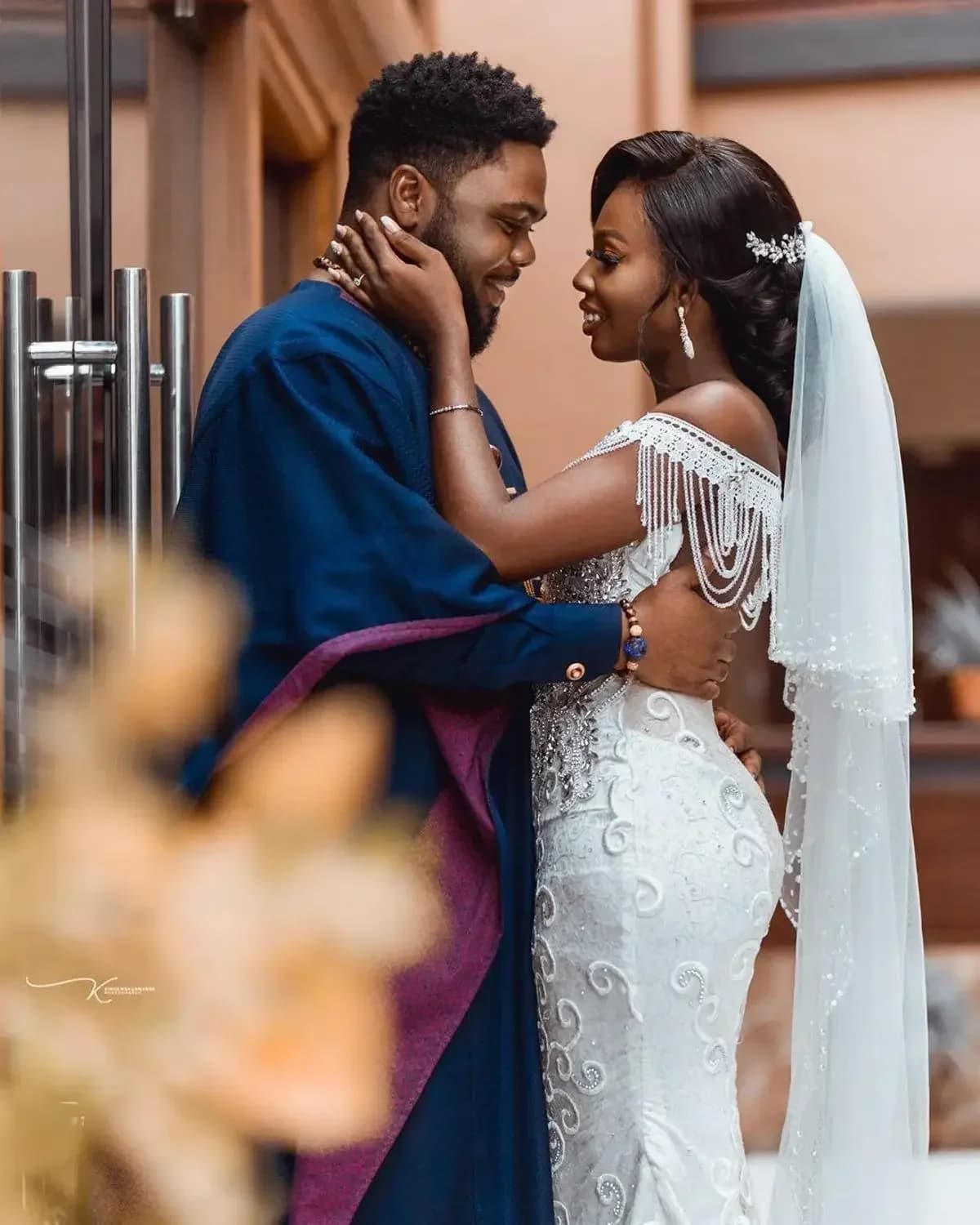 Abiti da sposa a sirena con perline personalizzati Abiti da sposa con spalle scoperte Applicazioni di pizzo di cristallo Splendido matrimonio arabo nigeriano