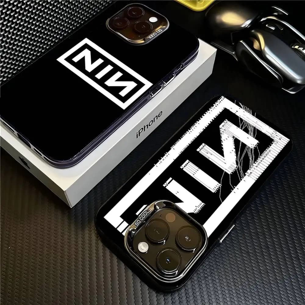 Cover per iPhone 17 16 Plus Pro Max 15 14 13 12 11 con stampa opaca e colorata della band industriale Nine Inch Nails