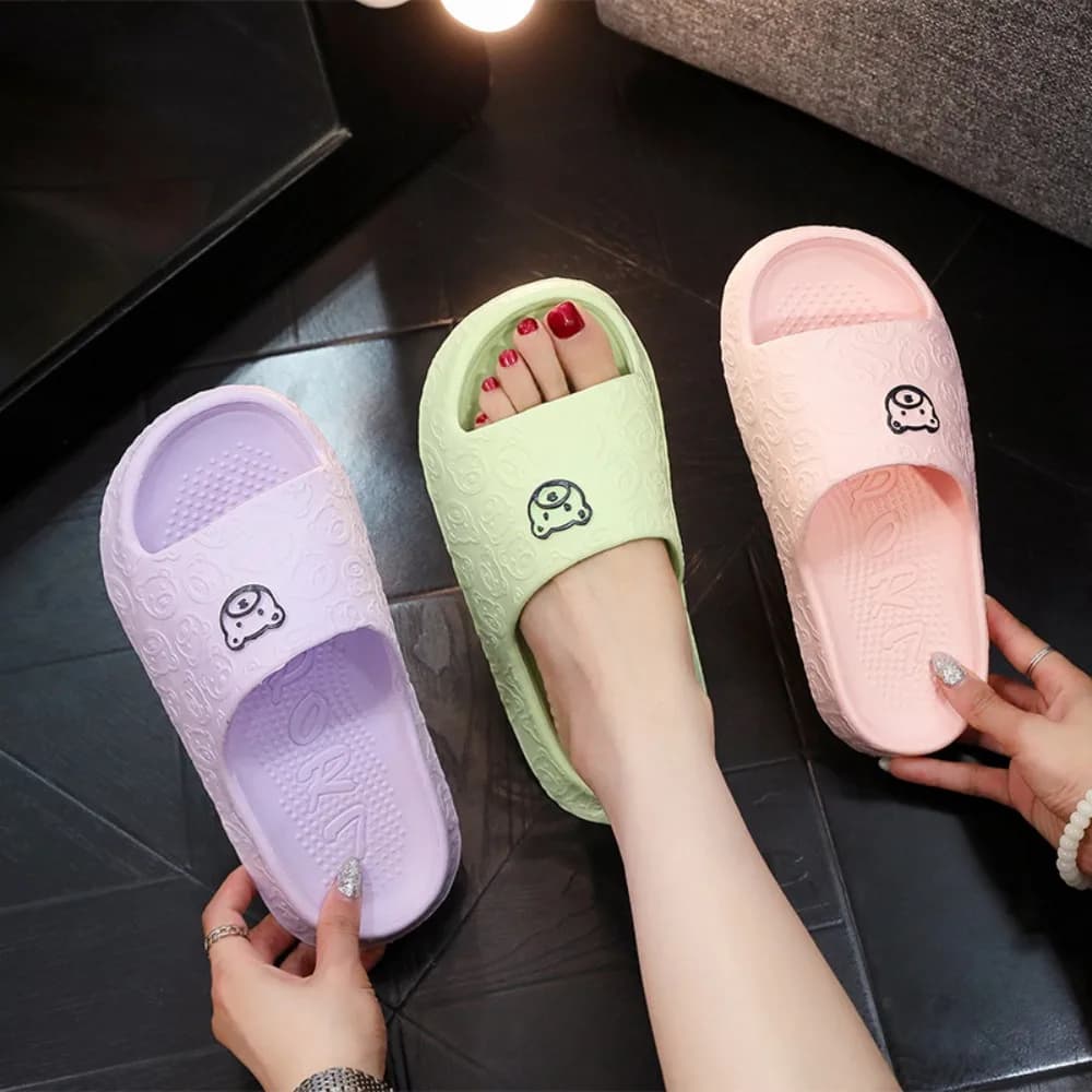 Pantofole da donna con decorazione a forma di orso carino nuove pantofole piatte morbide in EVA sandali da coppia in tinta unita antiscivolo da passeggio all'aperto