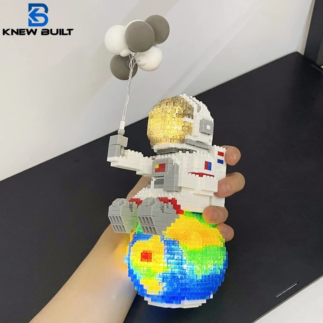 Micro mini building blocks of the Astronaut series with LED lights, improves the aesthetics of the desk, pen holders assemble the shine of the cosmos