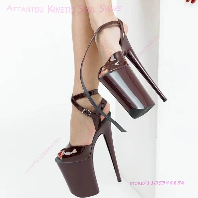 Sandalo da donna in pelle verniciata marrone bordeaux intenso, 23 cm (9 pollici), con plateau, tacco a spillo, punta aperta, cinturini con fibbia, per pole dance