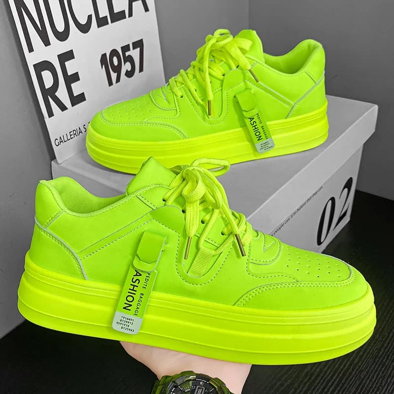 2025 Scarpe da uomo nuove Autunno Verde Moda Interni Altezza Aumenta Fondo spesso Scarpe casual Sport all'aria aperta e scarpe da ginnastica per il tempo libero
