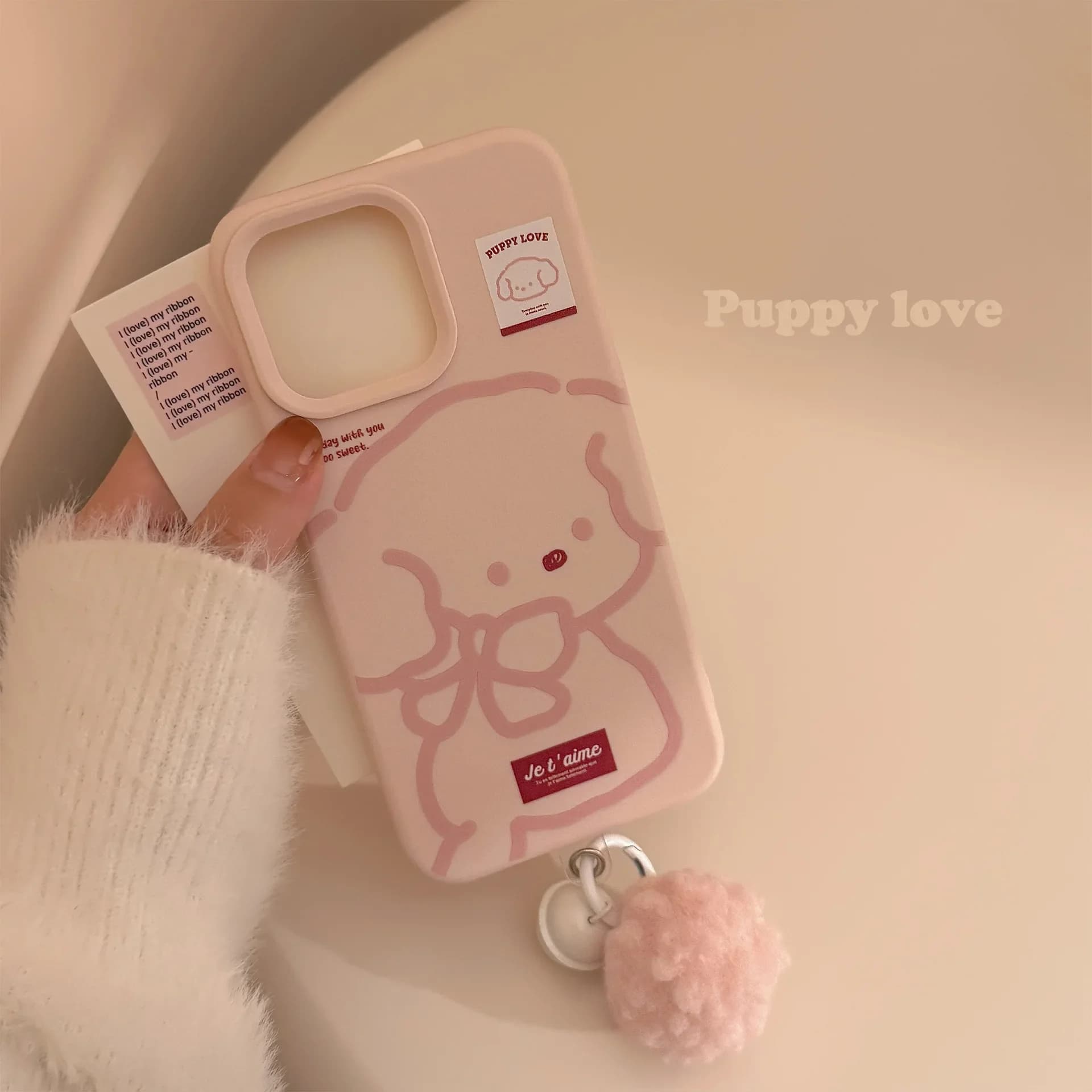 Cassa del telefono del cucciolo di cane del fumetto coreano per iPhone 17 16 15 14 13 12 Pro Max con la copertura protettiva antiurto del pendente della palla di pelo della peluche