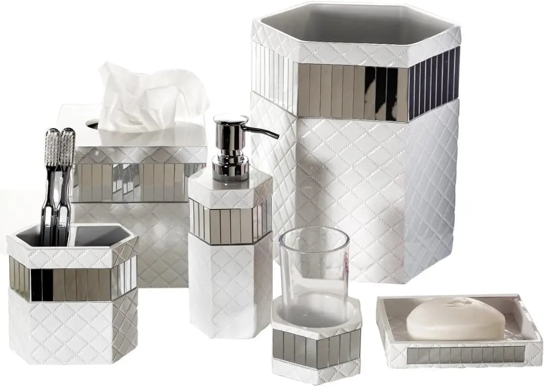 Set da Bagno Trapuntato Bianco Specchiato - 6 Accessori tra cui Pattumiera, Porta Fazzoletti, Dispenser Sapone