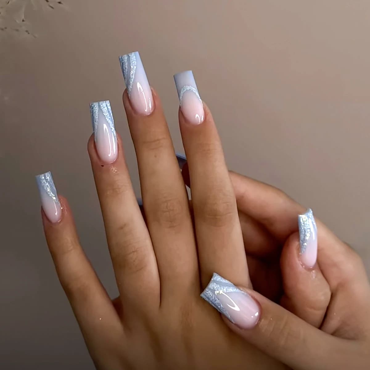 24 pezzi di unghie finte lunghe quadrate con strisce minimaliste francesi, sfumatura blu e rosa, unghie finte completamente coperte con glitter, a pressione.