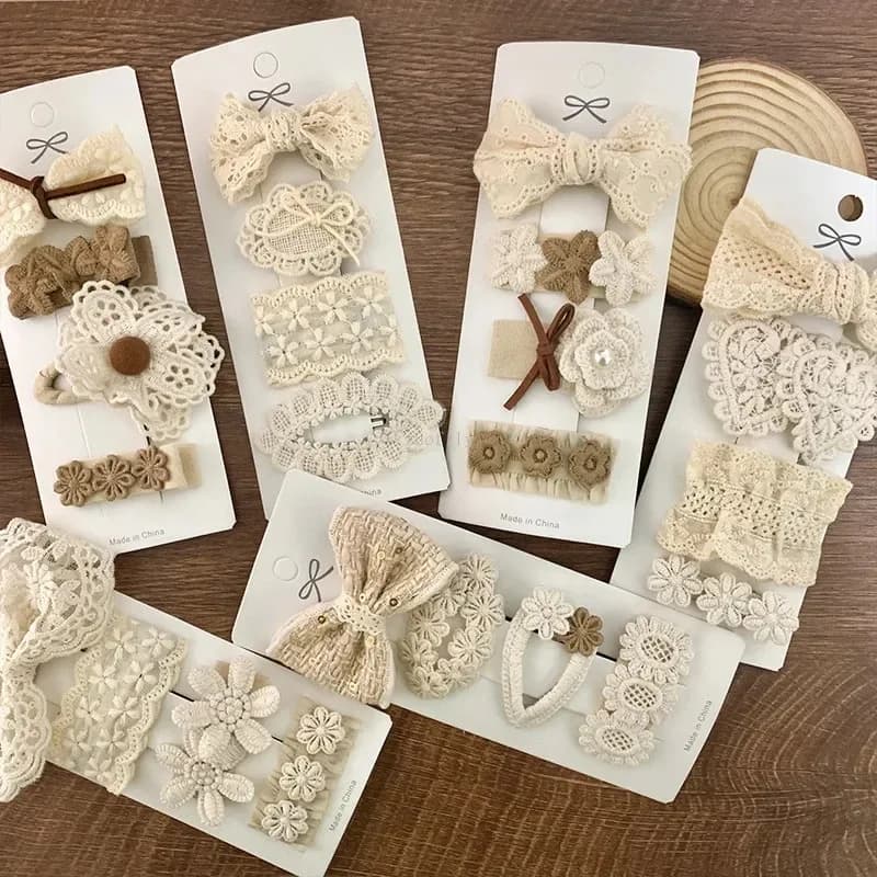 Set di 4 fermagli per capelli in tessuto con pizzo e fiori per bambini, accessori per capelli da principessa per neonati, fermagli per capelli bianchi per neonati, fermagli per capelli con fiocco