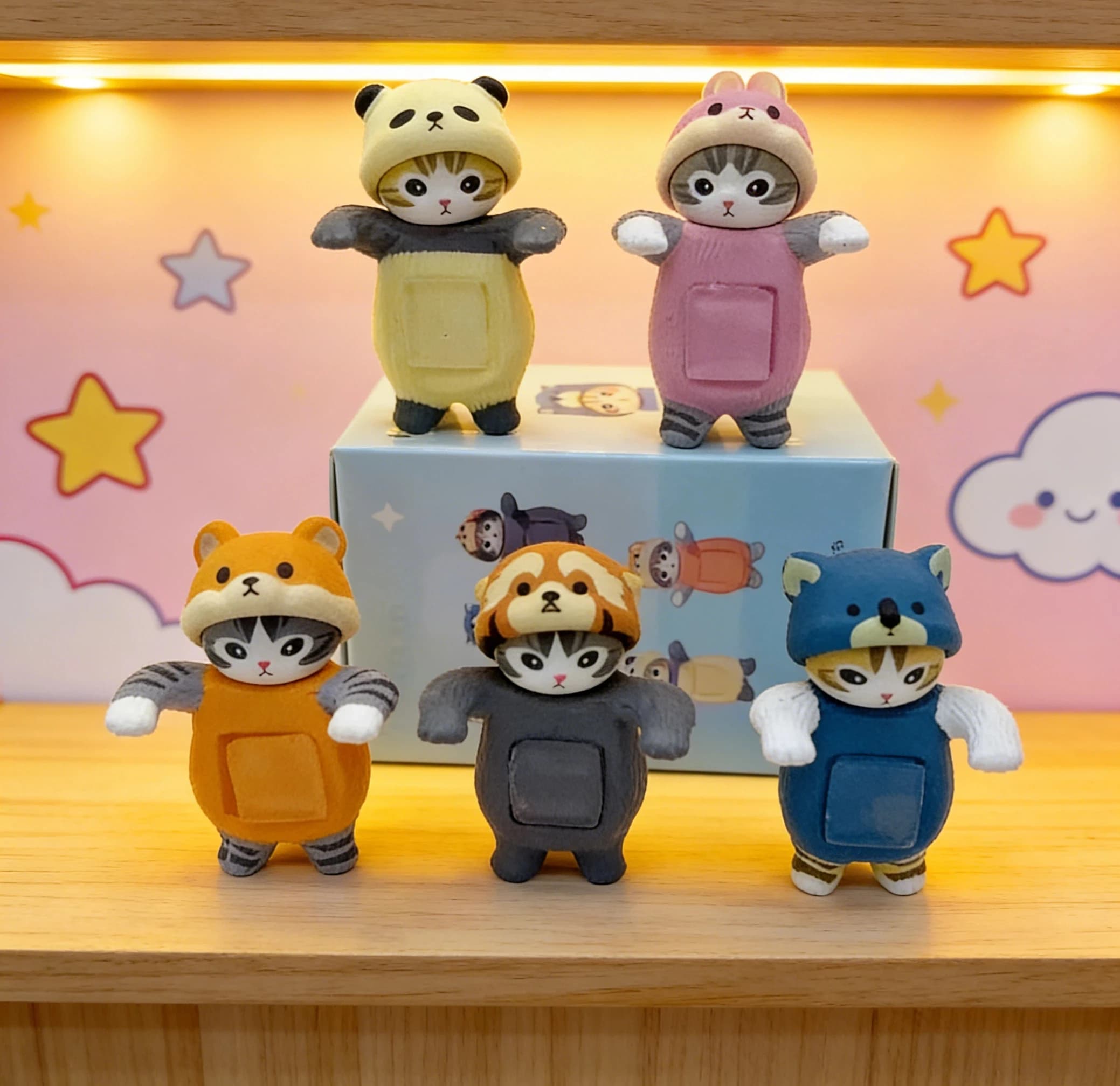 Nuova statuetta decorativa a sorpresa di gatto in posa sdraiata, mini figura animale con costume, action figure, giocattoli di tendenza per i fan, regalo da collezione