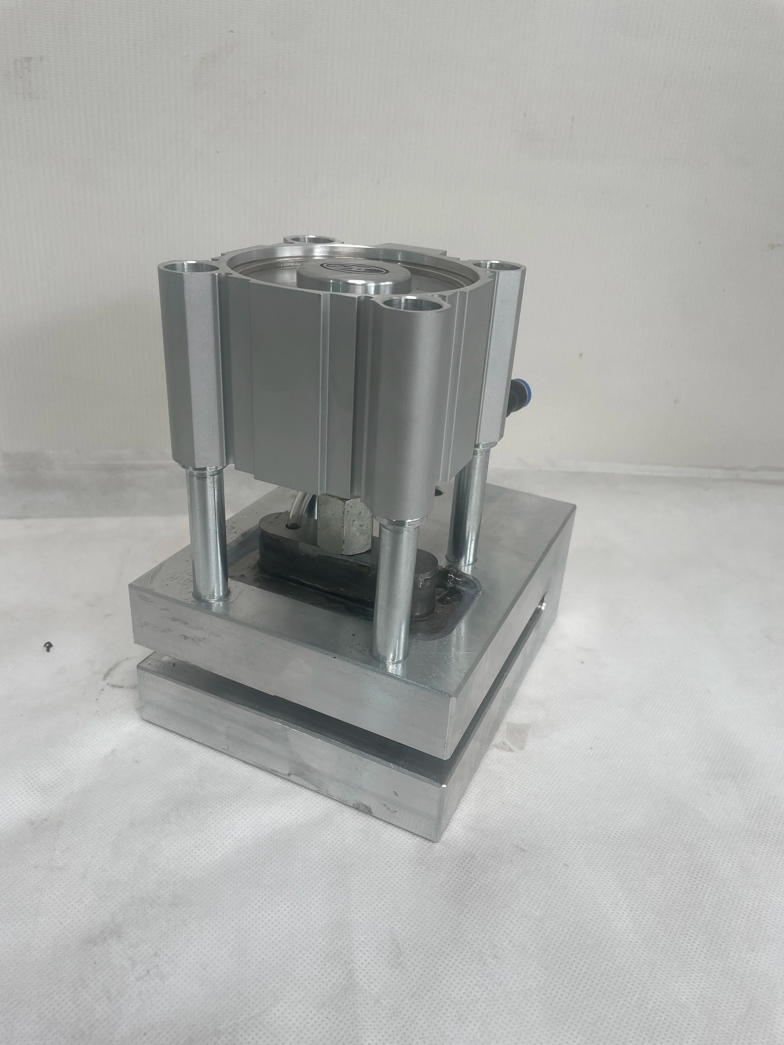 Macchina Pneumatica per Foratura di Sacchetti in Tessuto Non Tessuto Spunbond con Manico in Plastica
