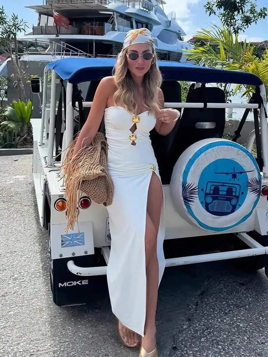 Elegante costume intero bianco a fascia con gonna a spacco alto per donna, ideale per le vacanze estive