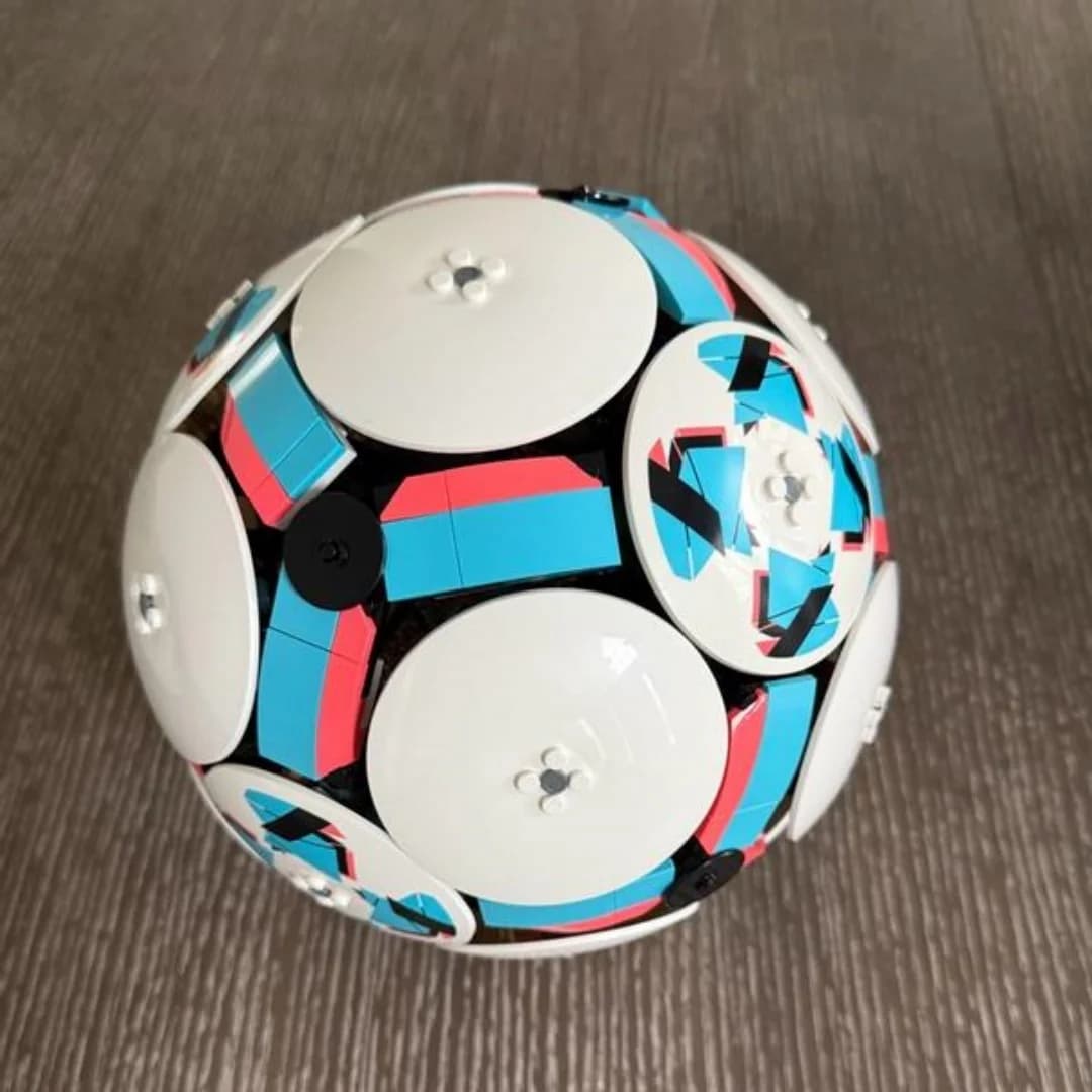 Pallone da Calcio 2026 in Mattoncini da Costruzione, Compatibile con 1498 Pezzi, Modello Sportivo Creativo, Regalo di Compleanno per Bambini e Ragazzi