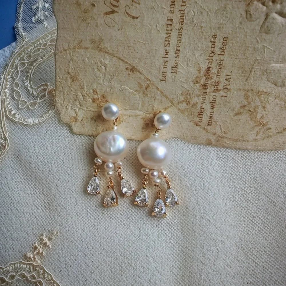 Orecchini pendenti con nappe in zirconi cubici a goccia d'acqua con perle naturali bianche per le donne, orecchini di fascia alta di lusso leggeri artigianali fatti a mano