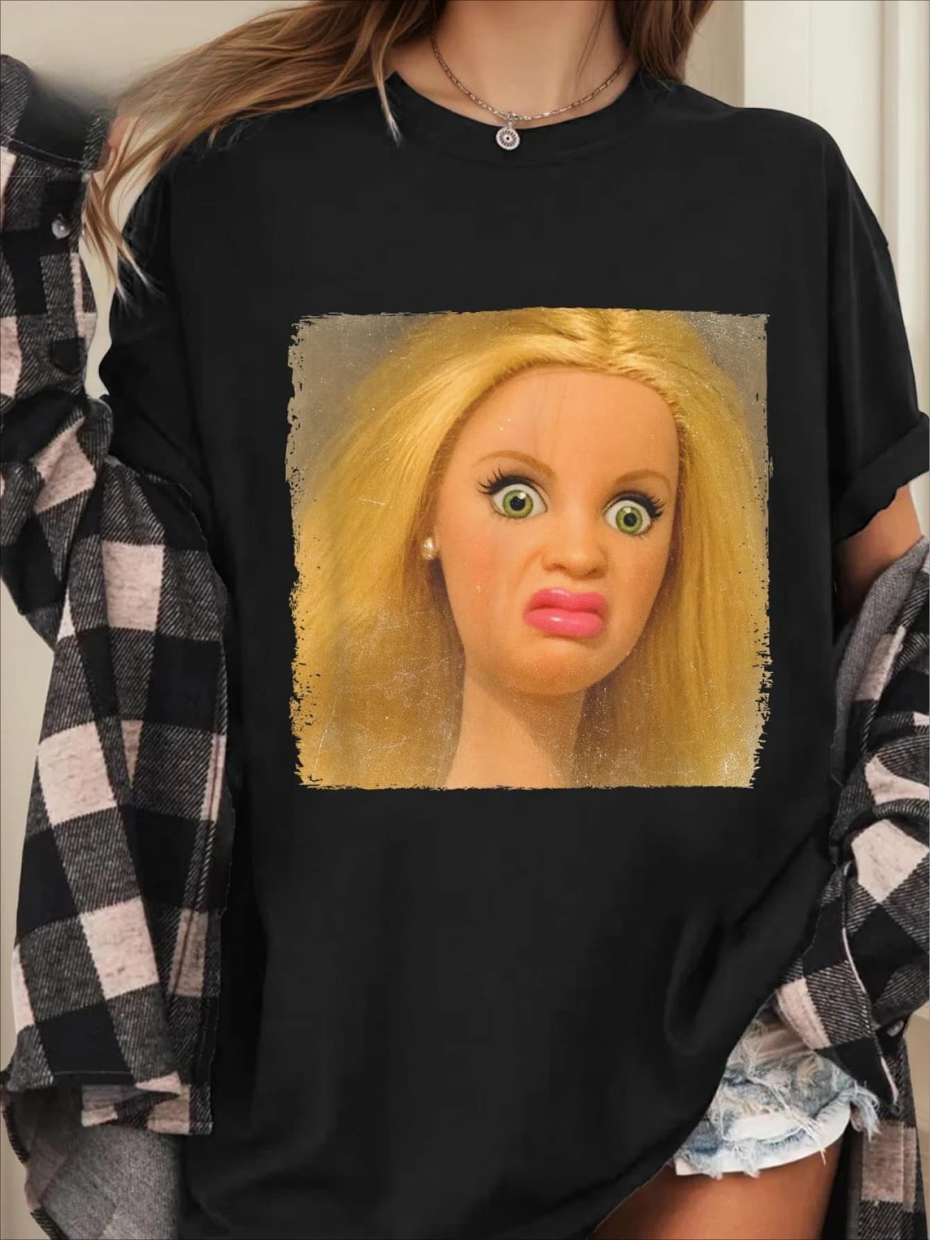 T-shirt con stampa meme viso bambola spaventosa da uomo e da donna, con occhi e bocca espressivi e straniati, ideale per gli amanti dei meme e per feste a tema pop culture