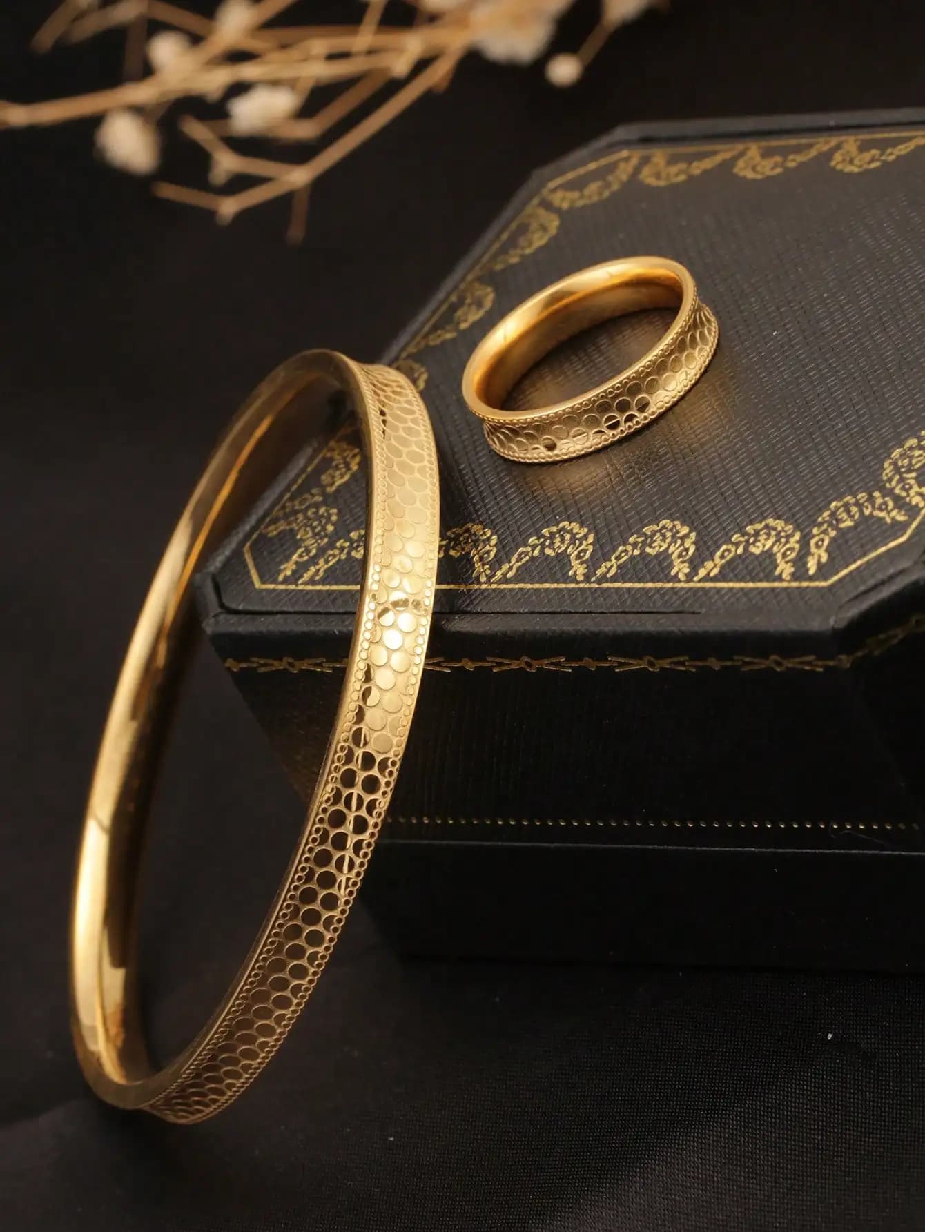 1 set di bracciale chiuso e anello con motivo a squame di drago in stile cinese, gioielli vintage in acciaio inossidabile placcato oro 18 carati, semplici, alla moda e versatili, adatti per l'uso quotidiano da parte di donne e uomini, regalo per la madre, regalo per altri.