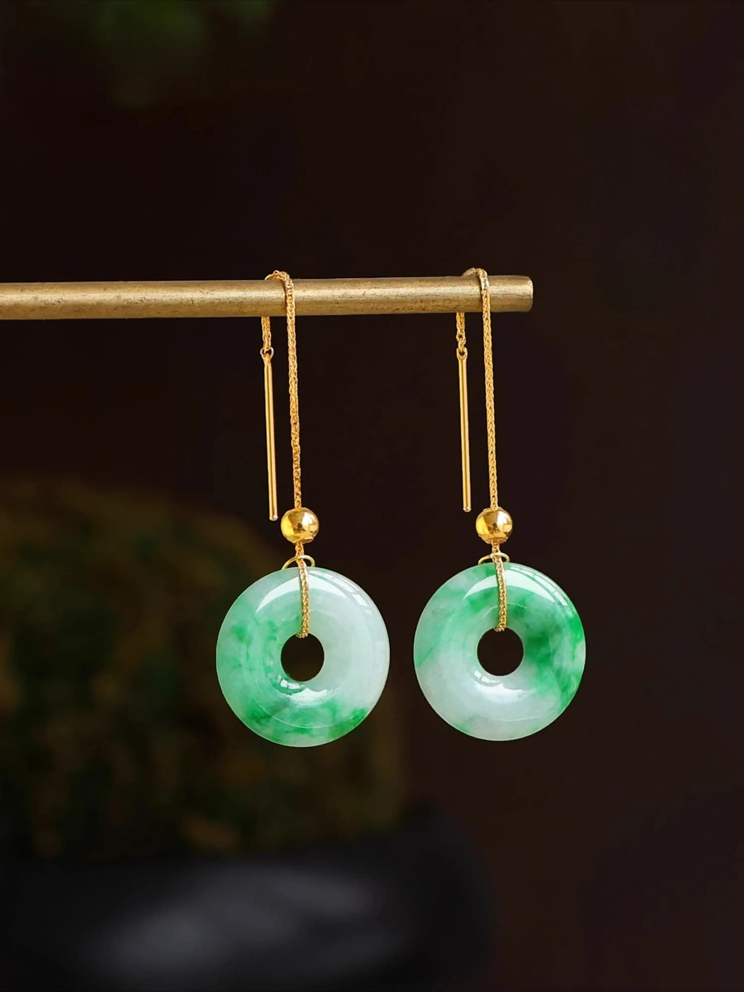 Orecchini in giadeite naturale AAA in oro 18 carati, fiore galleggiante classico Gocce per orecchie lunghe con nodo della pace verde vivido, stile cinese