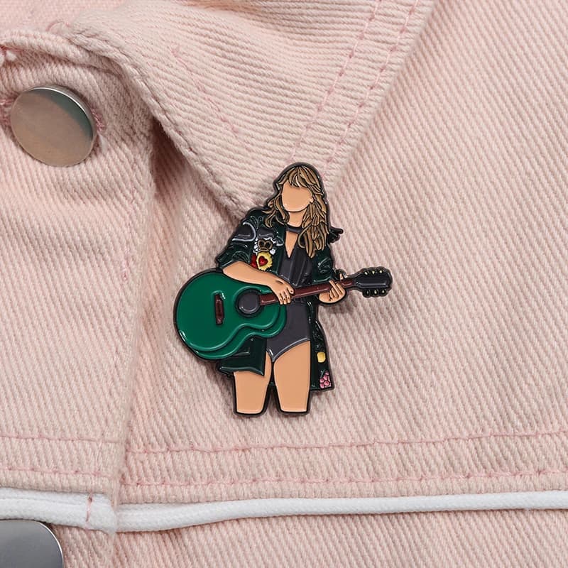 Spille smaltate con personaggi di cantanti femminili, versatili come accessori decorativi per zaini, abbigliamento e risvolti, ideali come gioielli e regali per amici