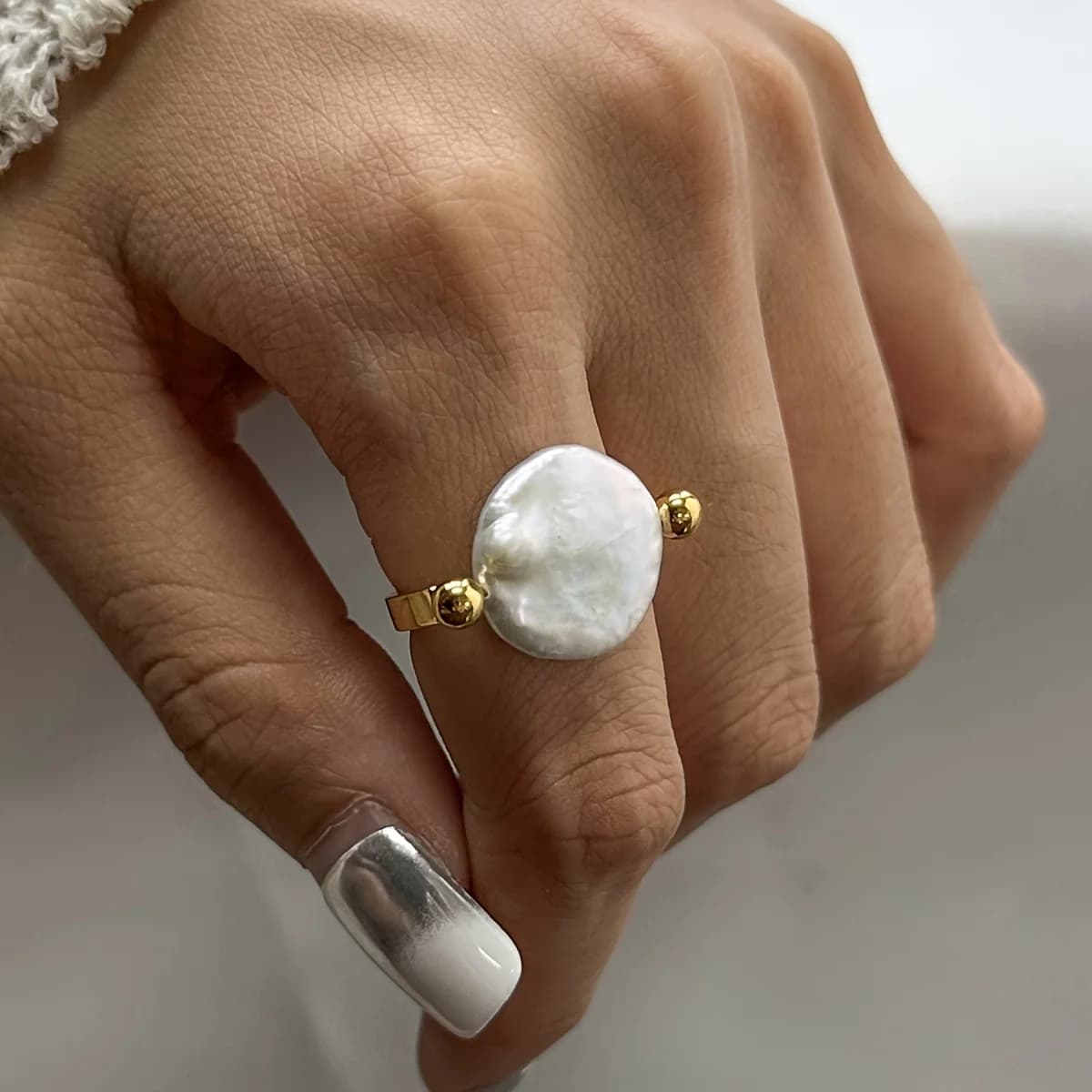 Anello liscio a forma di bottone di lusso leggero e alla moda, gioielli di nicchia per le donne, adatto per l'uso quotidiano, le feste e le matrimoni