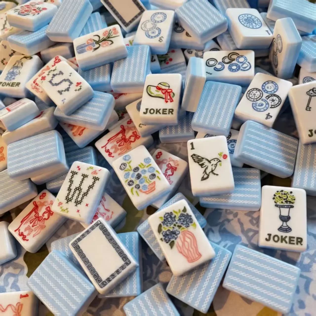 2026 Luxury Blue Thin-striped Bow Melamine Mahjong Tiles 160 Pieces Water Resistant Durable Foldable Portable 4 Players