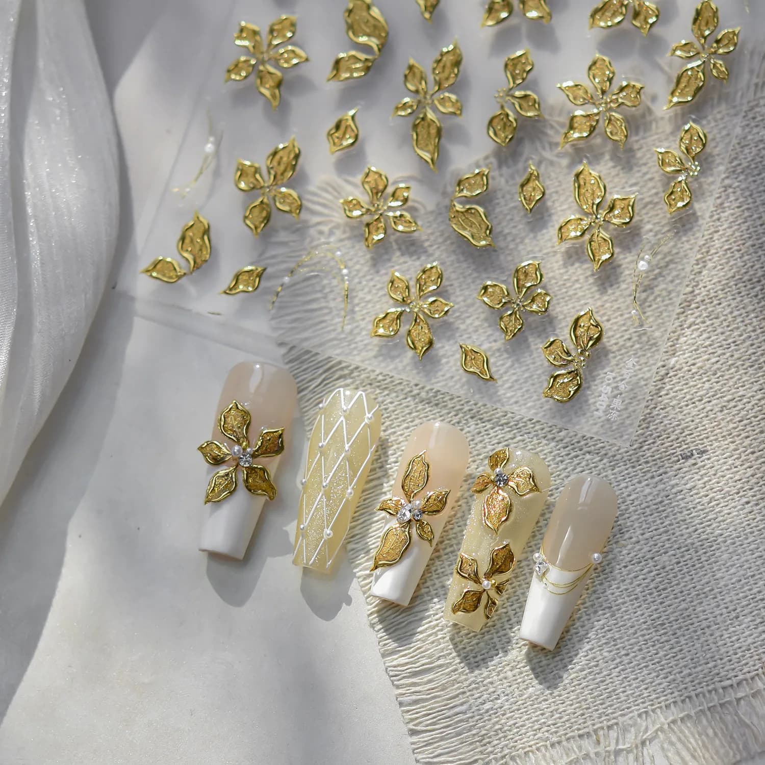 Adesivi per unghie in metallo di fascia alta Lusso Golden Lily Butterfly Accessori per nail art Adesivi Adesivo posteriore Decalcomanie per decorazioni per manicure