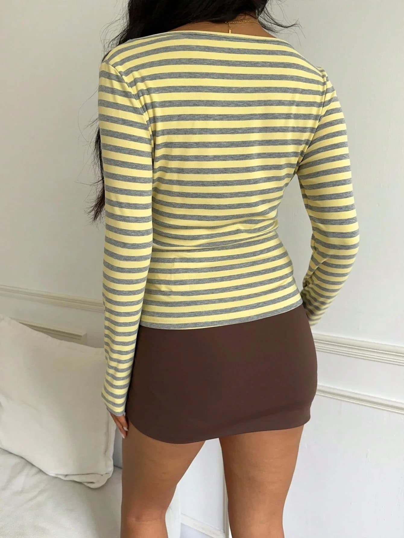 T-shirt casual minimalista a maniche lunghe a righe gialle e grigie con spalle scoperte per donna