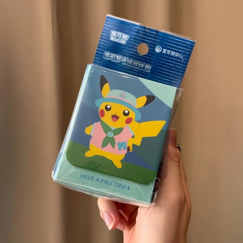 Collezione PTCG PKM Road Trip: Custodie per Carte a Tema PKQ e Amici, Tappetino da Gioco e Scatola Porta Mazzo, Regalo Sorpresa