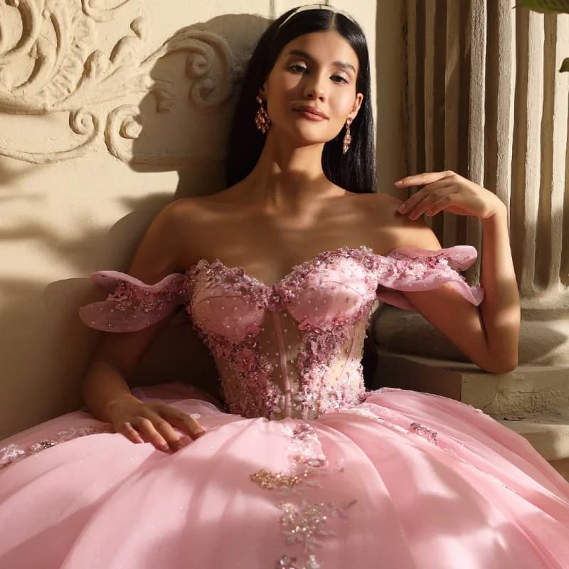 Abito Quinceanera rosa con spalle scoperte Fiore glitterato Decalcomania in pizzo Coda lunga Fiocco Abiti da 15 Quinceanera Personalizza
