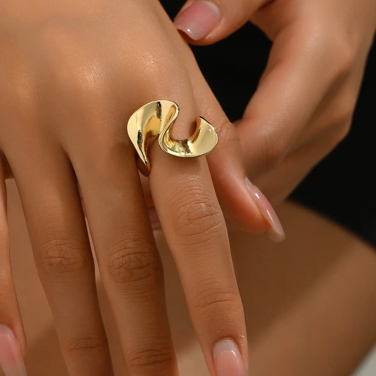 Anello Minimalista Delicato, Design Aperto Regolabile Placcato, Fascia Versatile e di Nicchia, Perfetto per l'Uso Quotidiano e come Regalo