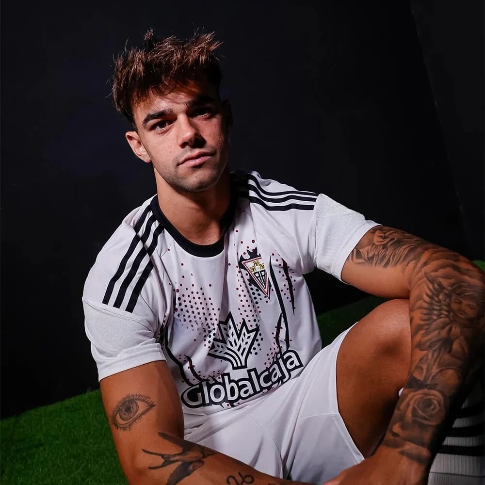 Maglia da calcio - Maglia da calcio ufficiale bianca con dettagli rossi e neri Globalcaja Sponsor Club Badge per i fan