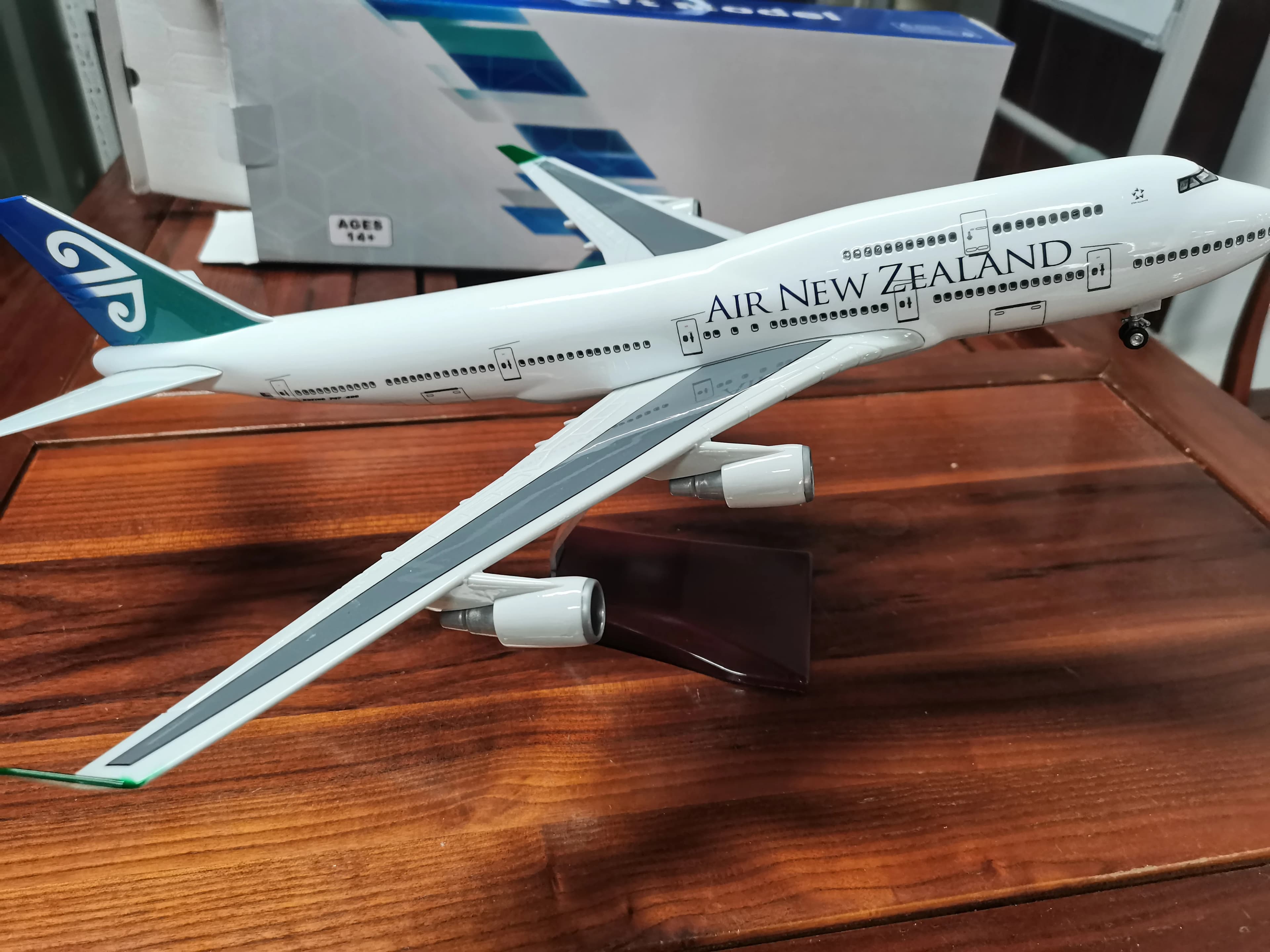 Modello di aereo B747 della Nuova Zelanda da 47 cm con luce e ruote Collezione di modelli di aeroplani pressofusi in resina Regalo per la visualizzazione della casa